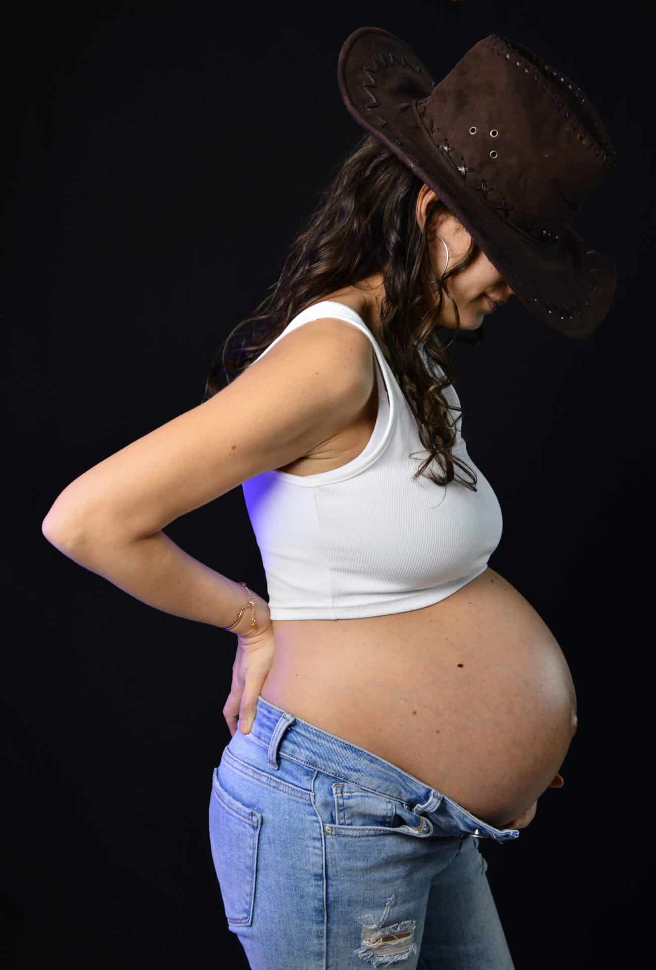 photo grossesse, profil visage caché